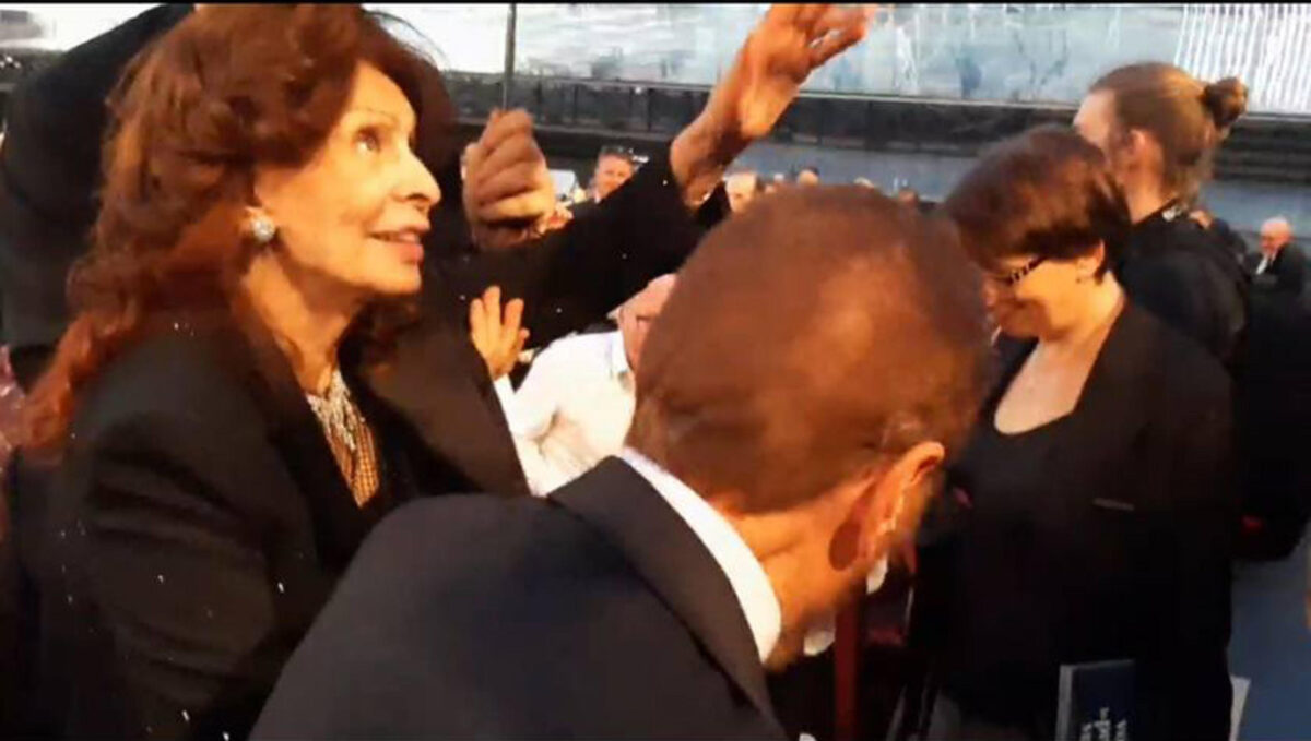 Sophia Loren compie 90 anni, ma la festa di compleanno da 450 mila euro per la consigliera regionale Muscarà non s'ha da fare. Casucci (assessore al turismo della Campania): "Populista"