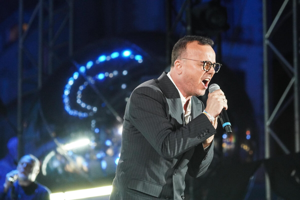 Gigi D’Alessio annuncia a sorpresa nuovo concerto allo Stadio Maradona di Napoli il 2 giugno 2025: il video sui social 