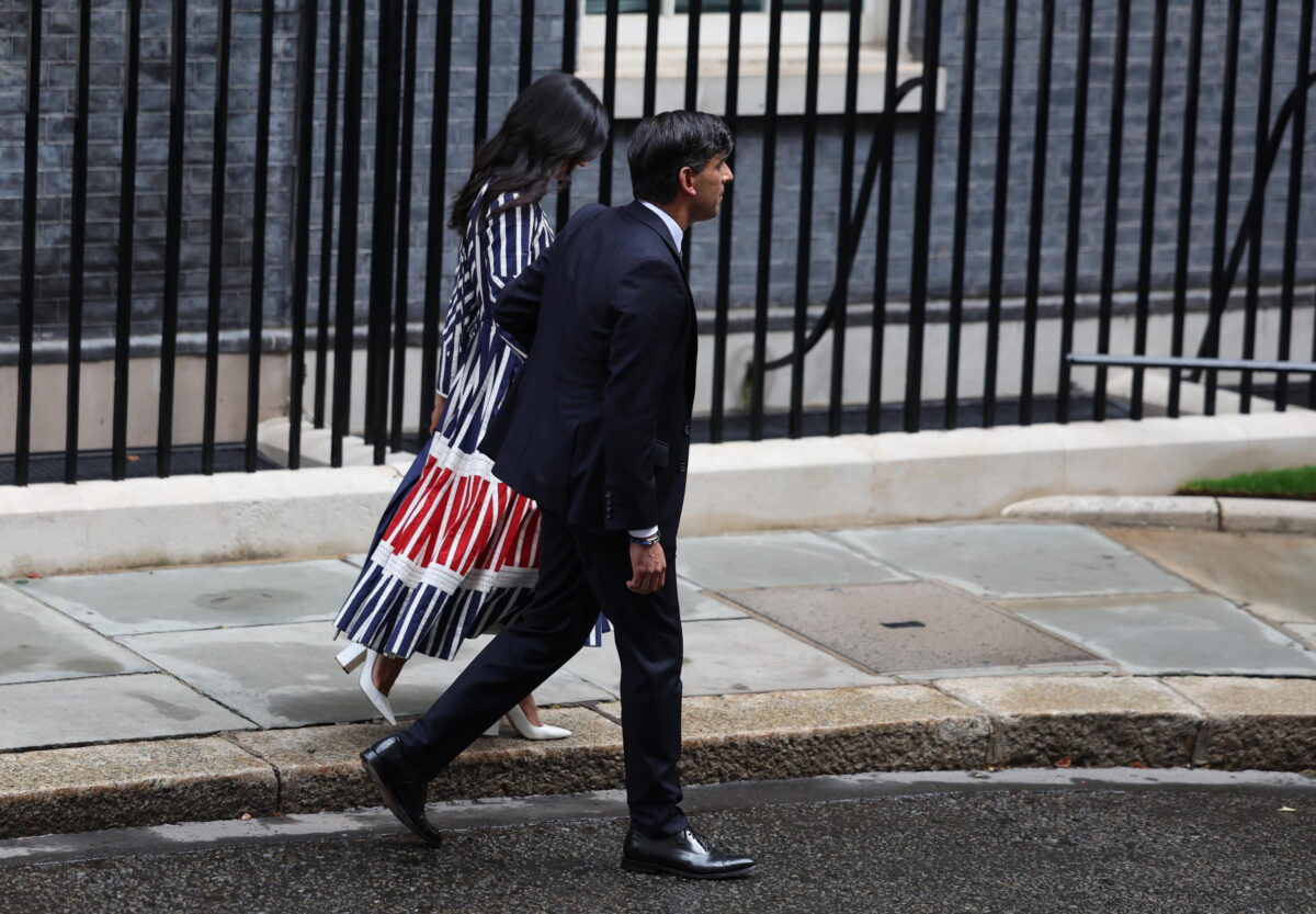 Elezioni in Inghilterra 2024, il discorso del premier uscente Sunak: "Mi dispiace per questo risultato. Starmer? Gli auguro il meglio" poi lascia Downing Street mano nella mano con la moglie | VIDEO