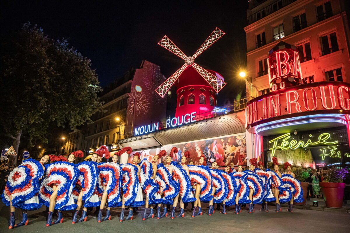 Parigi, il Moulin Rouge ha di nuovo le pale del mulino: festa in strada con can-can | VIDEO