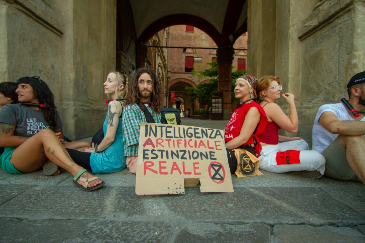 Bologna, attivisti Extinction Rebellion occupano il Comune nel primo giorno del G7 | FOTO