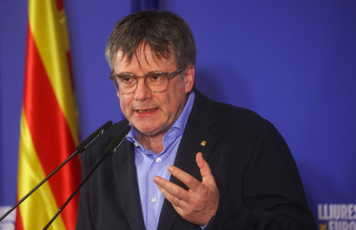 Spagna, archiviata l'indagine per terrorismo contro Puigdemont: "Il caso mirava a sporcare la narrativa sul movimento indipendentista"