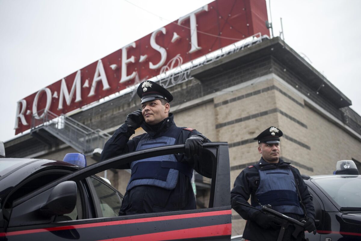 Panico al centro commerciale Roma Est: sparatoria per una rapina in gioielleria. Ladri in fuga