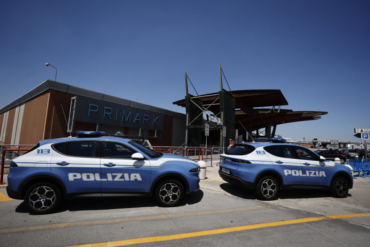 Rapina e sparatoria al centro commerciale Roma Est, un dipendente: "Sparati tre colpi di pistola. Ci siamo chiusi nei magazzini e nei bagni per la paura. Malviventi a volto scoperto"