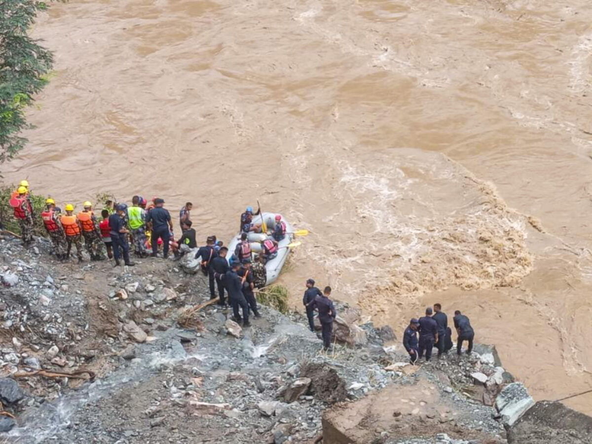 Maltempo in Cina e in Nepal, decine di morti e dispersi: frane travolgono due bus vicino al fiume Trishuli | VIDEO E FOTO