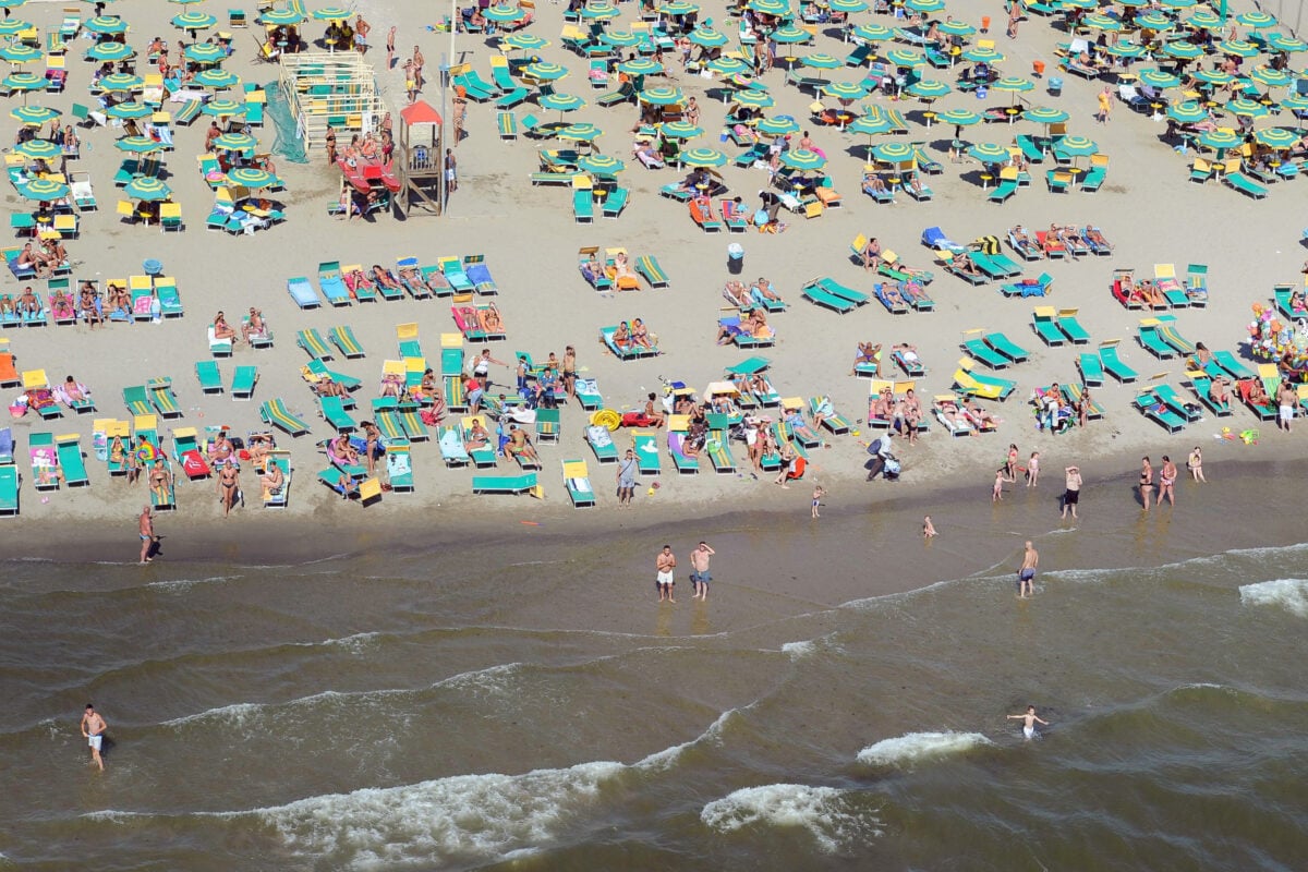 Napoli, rissa a Varcaturo: due donne litigano per un lettino in spiaggia | VIDEO