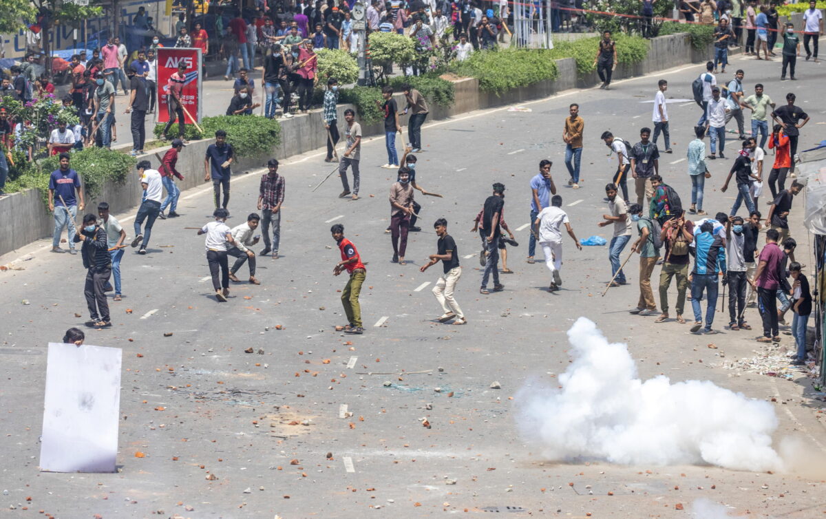 Bangladesh, continuano le proteste degli studenti contro la riforma delle quote: 50 morti e 700 feriti | FOTO E VIDEO