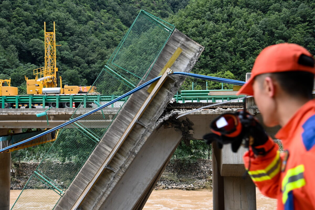 Maltempo in Cina, il crollo di un ponte nello Shaanxi provoca 12 vittime