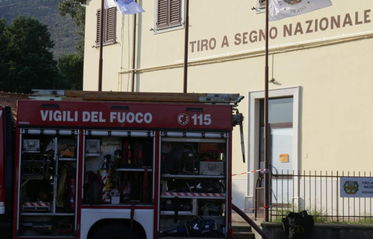 Prato, grave incendio al poligono di Galceti: due morti. Vigili del Fuoco sul posto