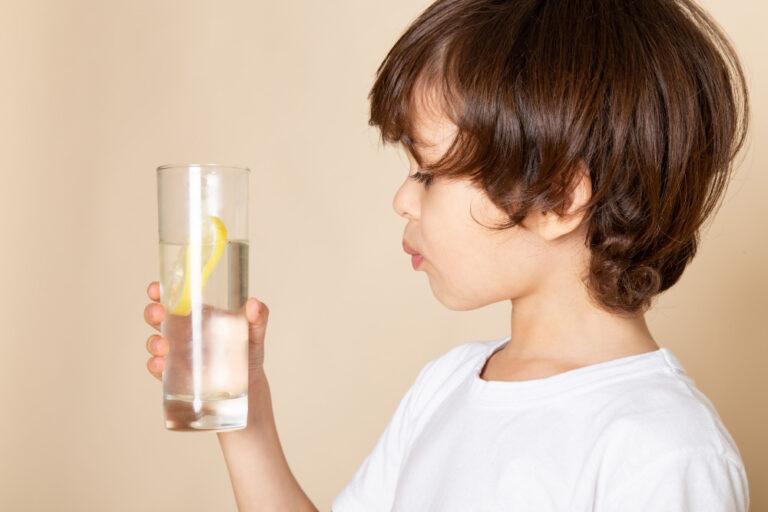 Cosa fare se il bambino non vuole bere acqua?