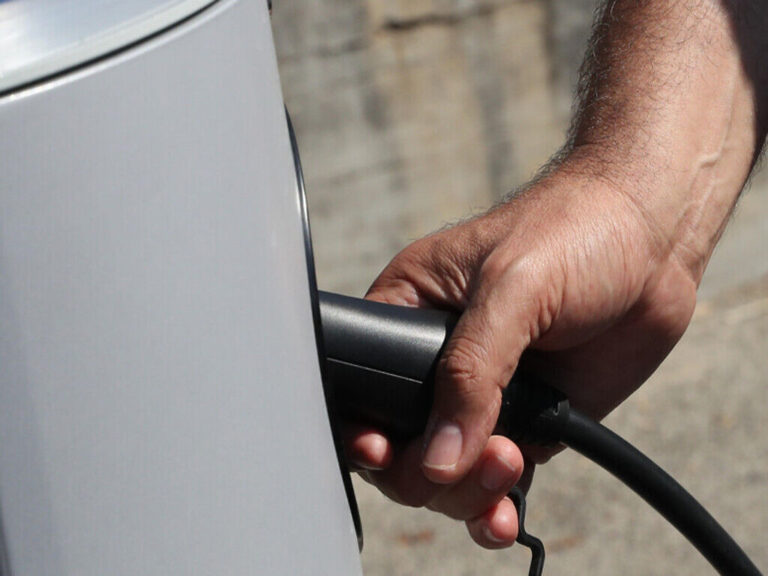 Bonus colonnine ricarica auto elettriche: nuova domanda dei contributi per privati e condomini dall'8 luglio 2024