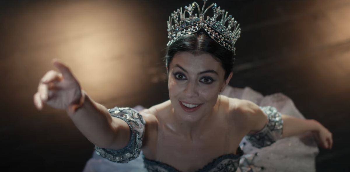 Come finisce "Carla"? Trama, cast, durata e dove vedere il film sulla Fracci con Alessandra Mastronardi