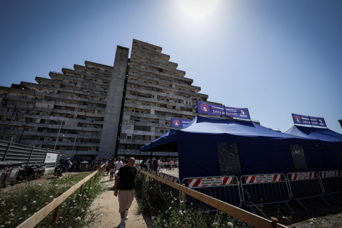 Crollo a Scampia, i funerali delle vittime in una piazza semideserta. L'arcivescovo: "Ancora una volta l'odore della morte pervade il quartiere"