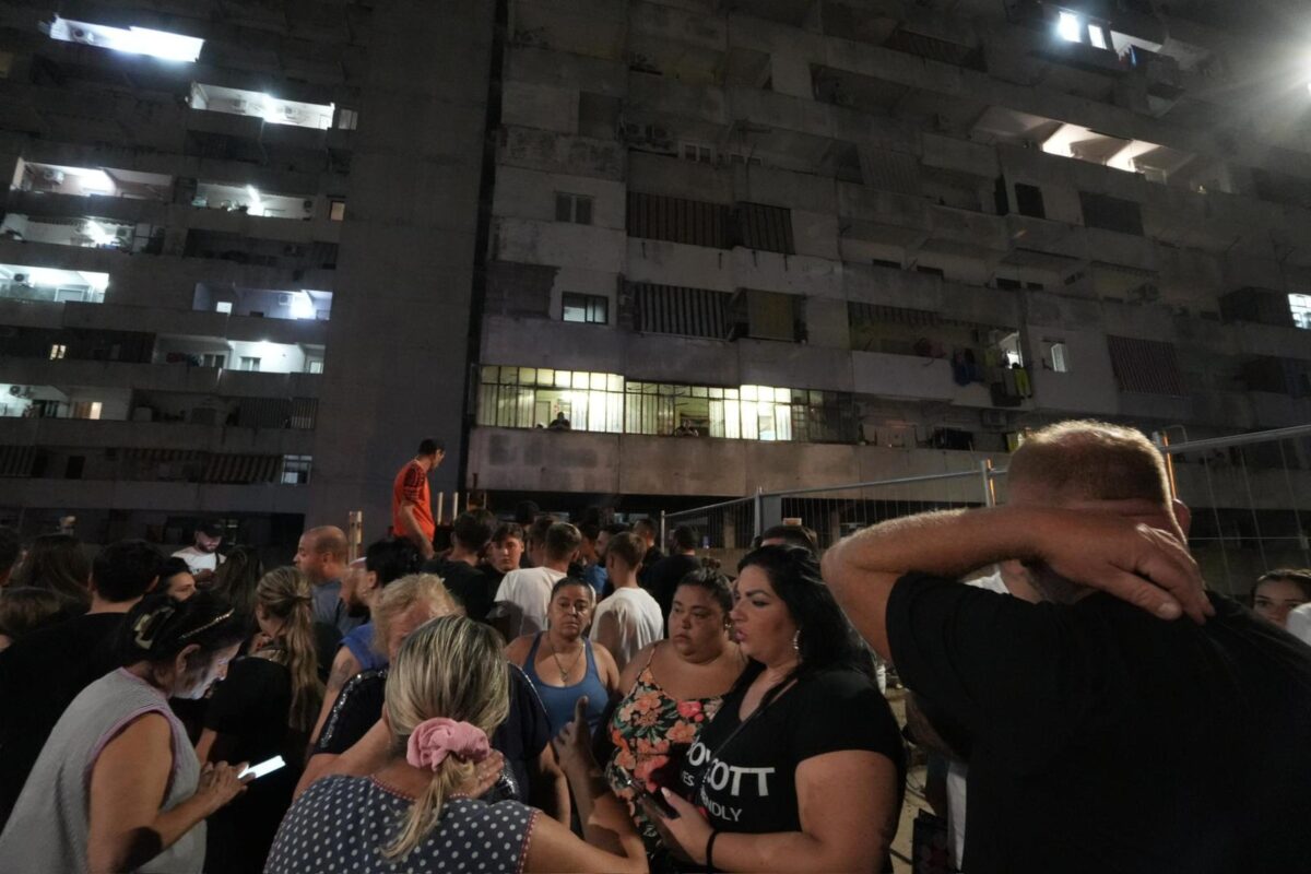 Napoli, crollo del ballatoio alla Vela Celeste di Scampia: 2 morti e 13 feriti, 7 sono bambini. La Procura indaga per disastro e omicidio colposo