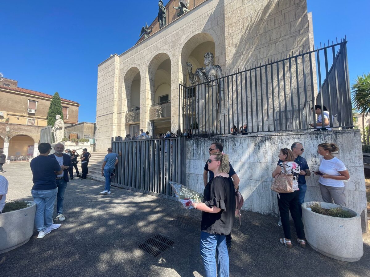 Funerale Manuela Petrangeli a Roma, l'ultimo saluto alla fisioterapista uccisa dall'ex: commozione e rabbia. "Le istituzioni non fanno mai niente"