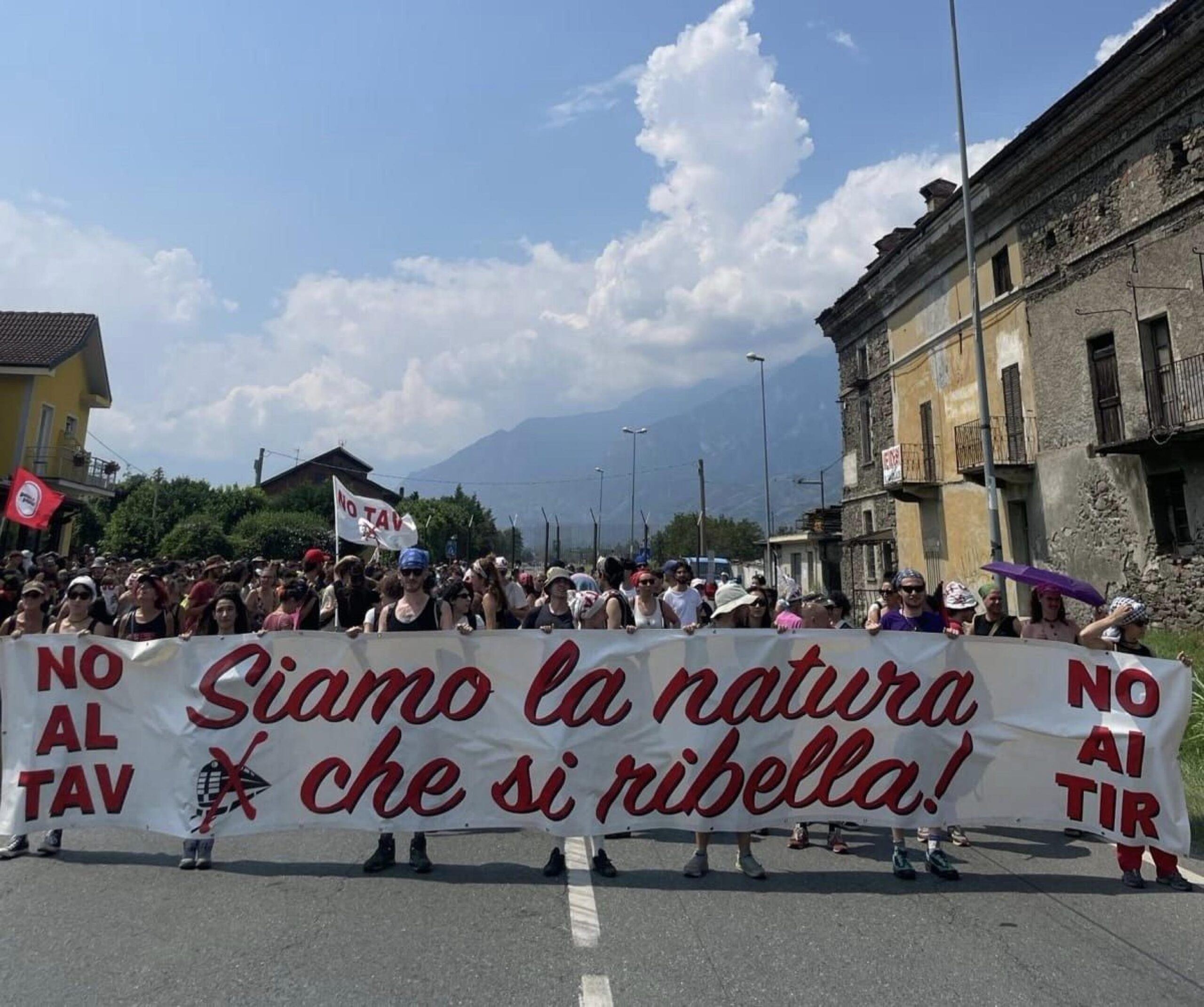 Scontri a Chiomonte (Torino), perché i No Tav protestano? Ferito un agente  di polizia • TAG24