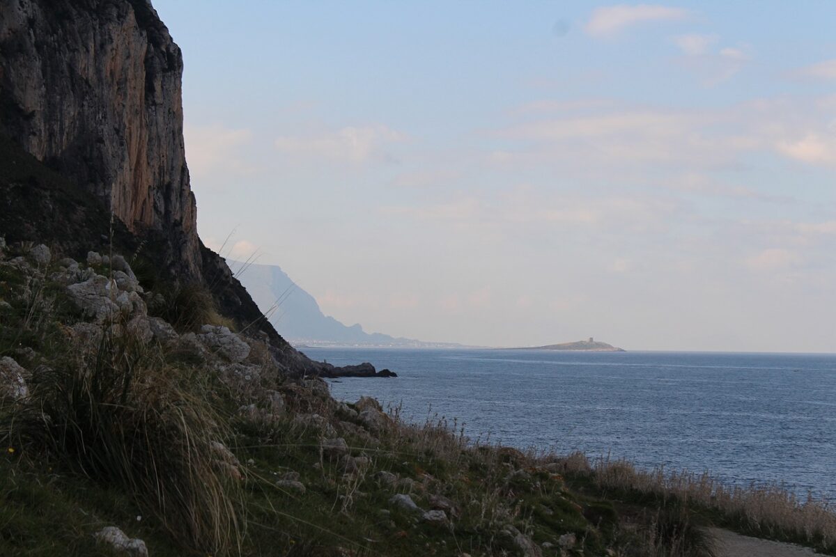 Violenza sessuale a Palermo, 15enne denuncia abuso sul lungo mare all'Addaura