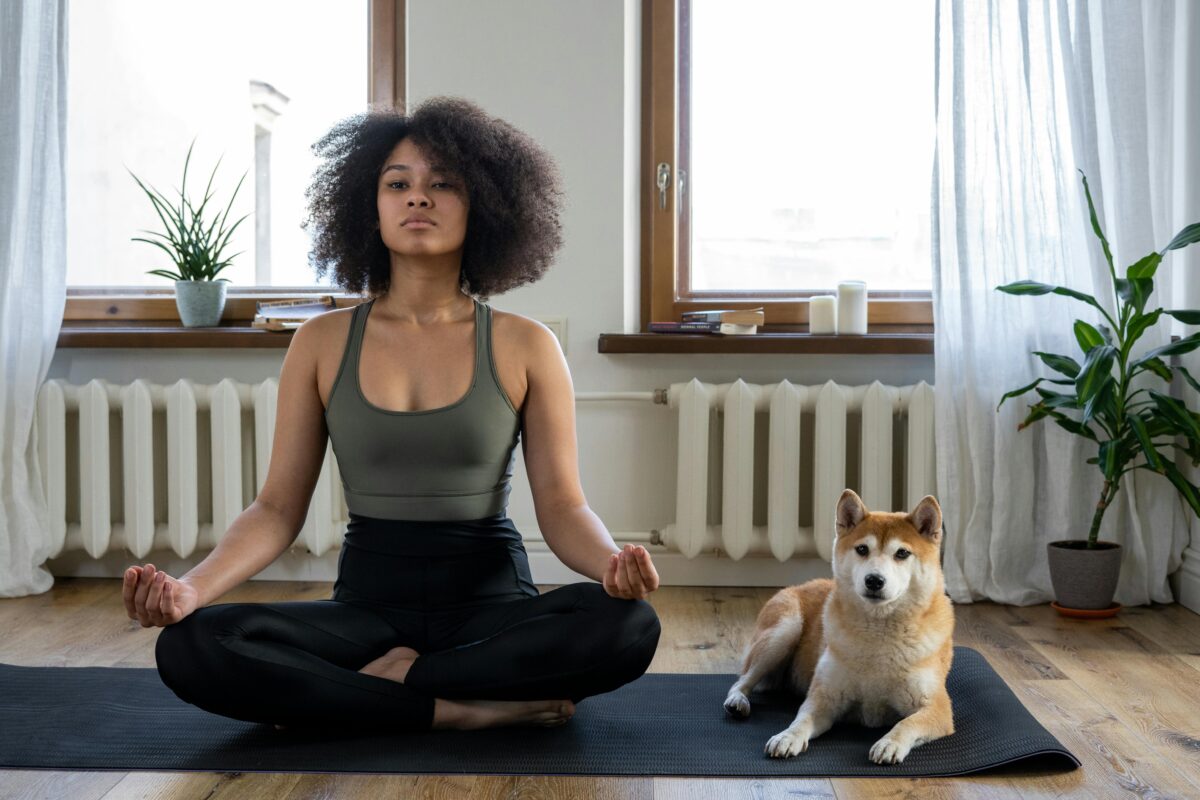 Dog Yoga: che cos’è e come praticarlo