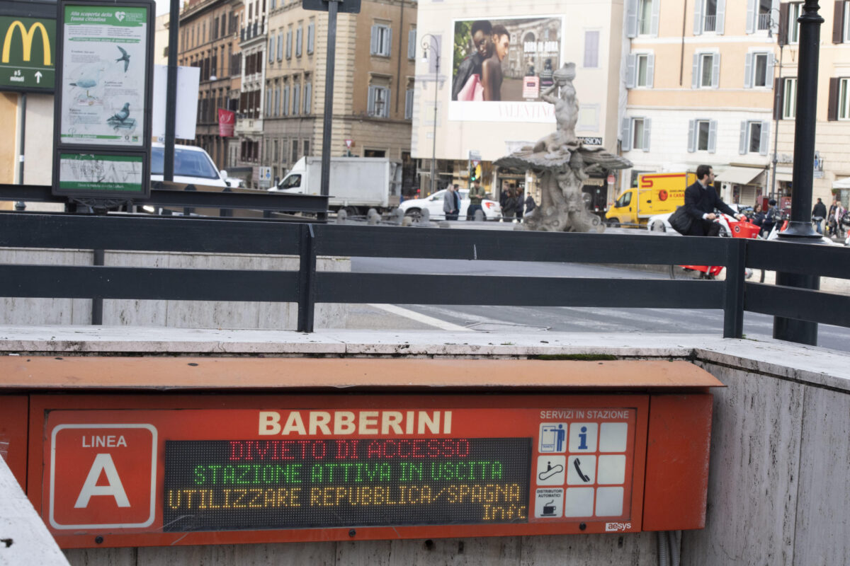 Roma, rissa in metro alla stazione Barberini: maxi lite dopo una serie di furti, polizia sul posto