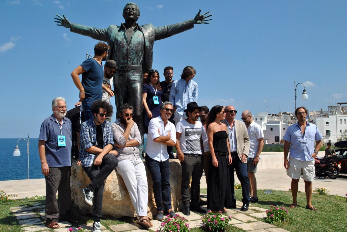 Come si chiama il paese dove c'è la statua di Domenico Modugno? L'opera di Hermann Mejer