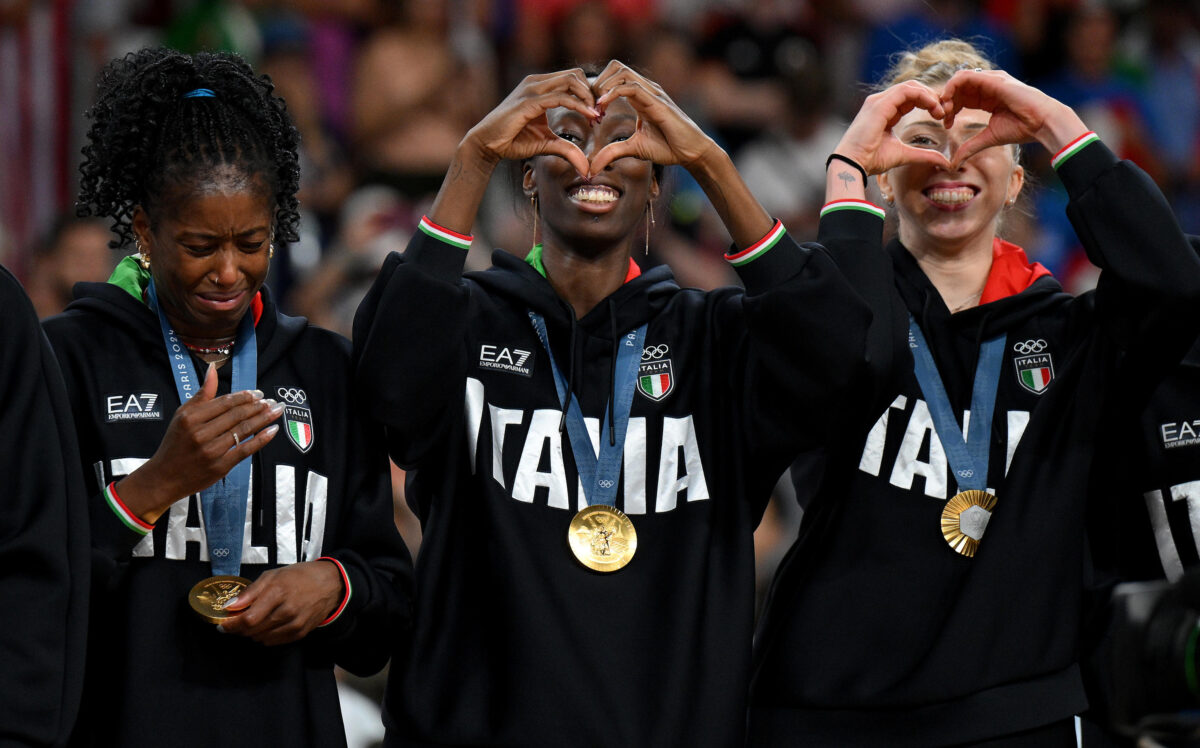 Egonu, Vannacci e il murales: il razzismo nello sport italiano ora fa litigare anche il dem ex coach azzurro Mauro Berruto (ma coi 'Black italians' ha origini antiche)