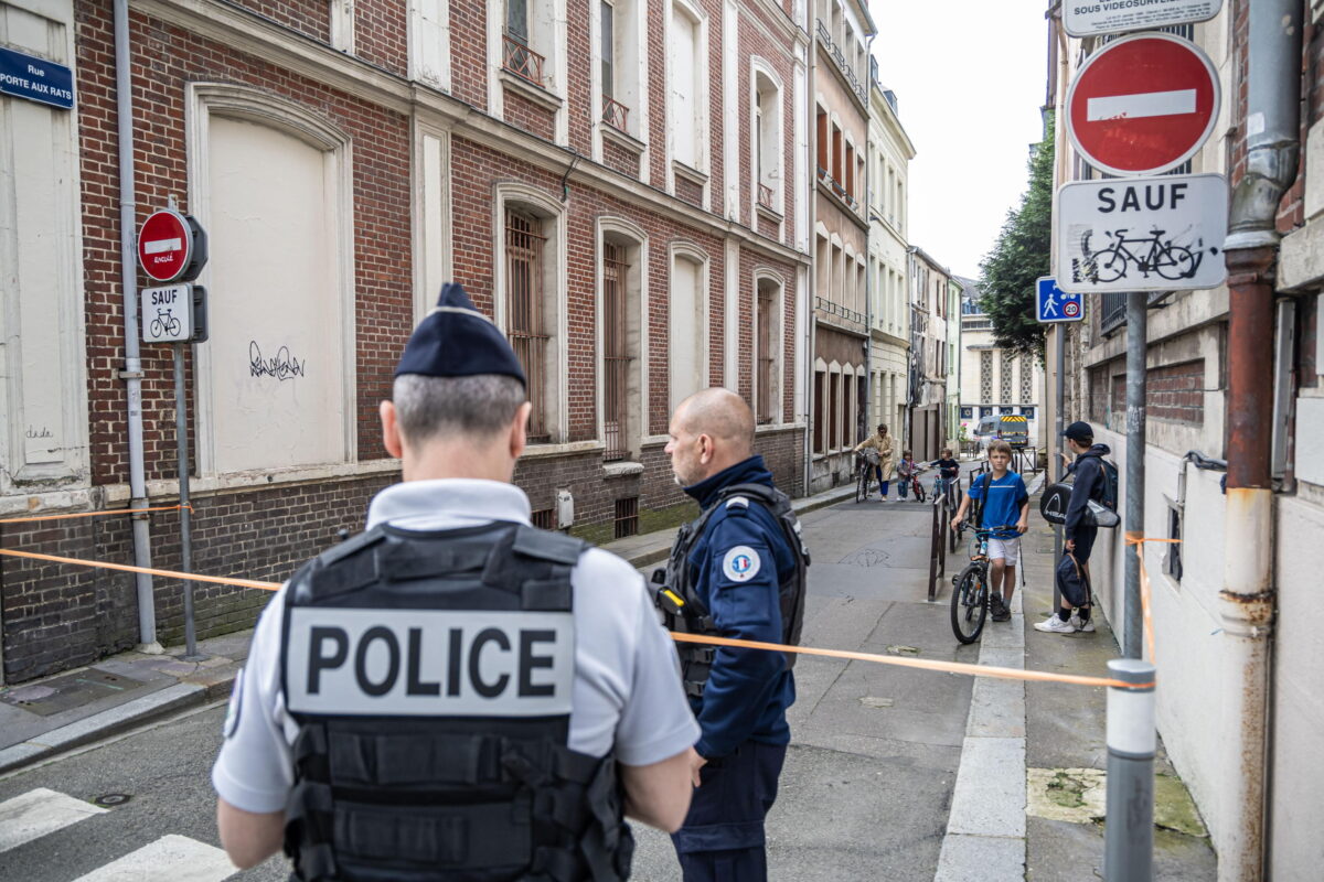 Francia, esplosione davanti alla sinagoga di La Grande-Motte: cosa è successo e i motivi dell'incendio