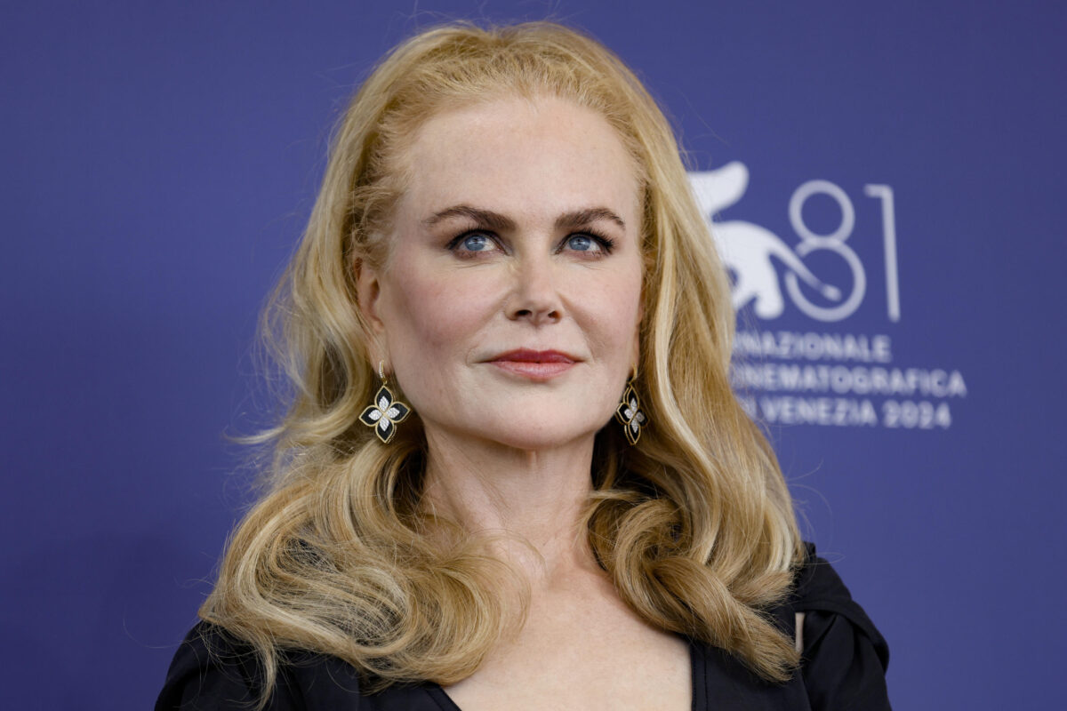 Nicole Kidman al Festival di Venezia assediata dai fan: l'arrivo in grande stile con Antonio Banderas | VIDEO