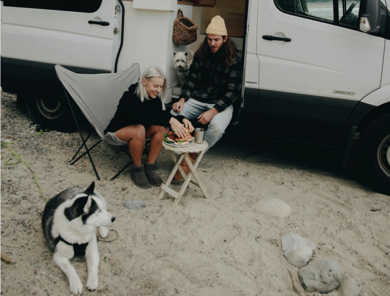 Cane in camper: consigli per un viaggio sereno con Fido