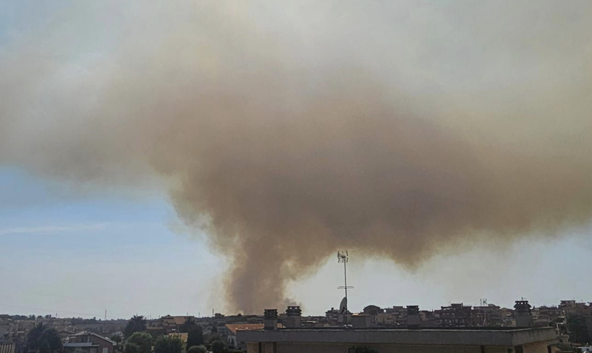 Roma, una serie di incendi fra Muratella e Massimina provoca un'alta colonna di fumo: cos'è successo?