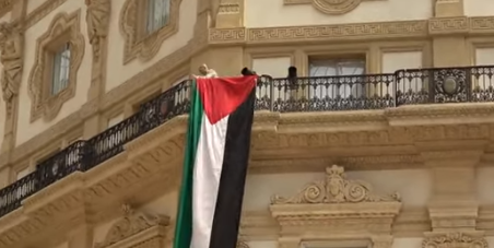 Boicottaggio Israele, Apuzzo (AVS) colpisce ancora: dopo la Camera, bandiera palestinese in Galleria a Milano. Intanto a Venezia, il manifesto pro-Gaza di OrlandO a Piazzale Roma