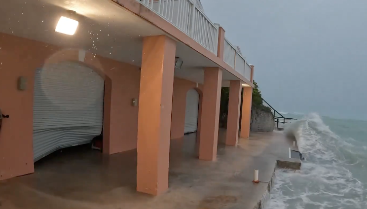 Bermuda, l'uragano Ernesto si dirige verso l'arcipelago: piogge e venti a 140 km\h | VIDEO