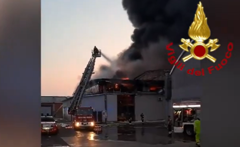 Maxi incendio in un capannone di rifiuti plastici a Reggio Emilia: nube tossica e fumo nero a Cadelbosco. Com'è la situazione adesso | VIDEO