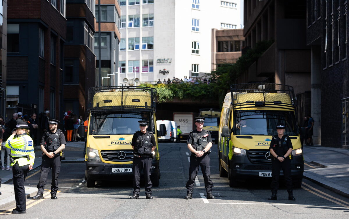 Dopo l'accoltellamento a Southport si allargano i disordini a Londra: cosa sta succedendo in Inghilterra