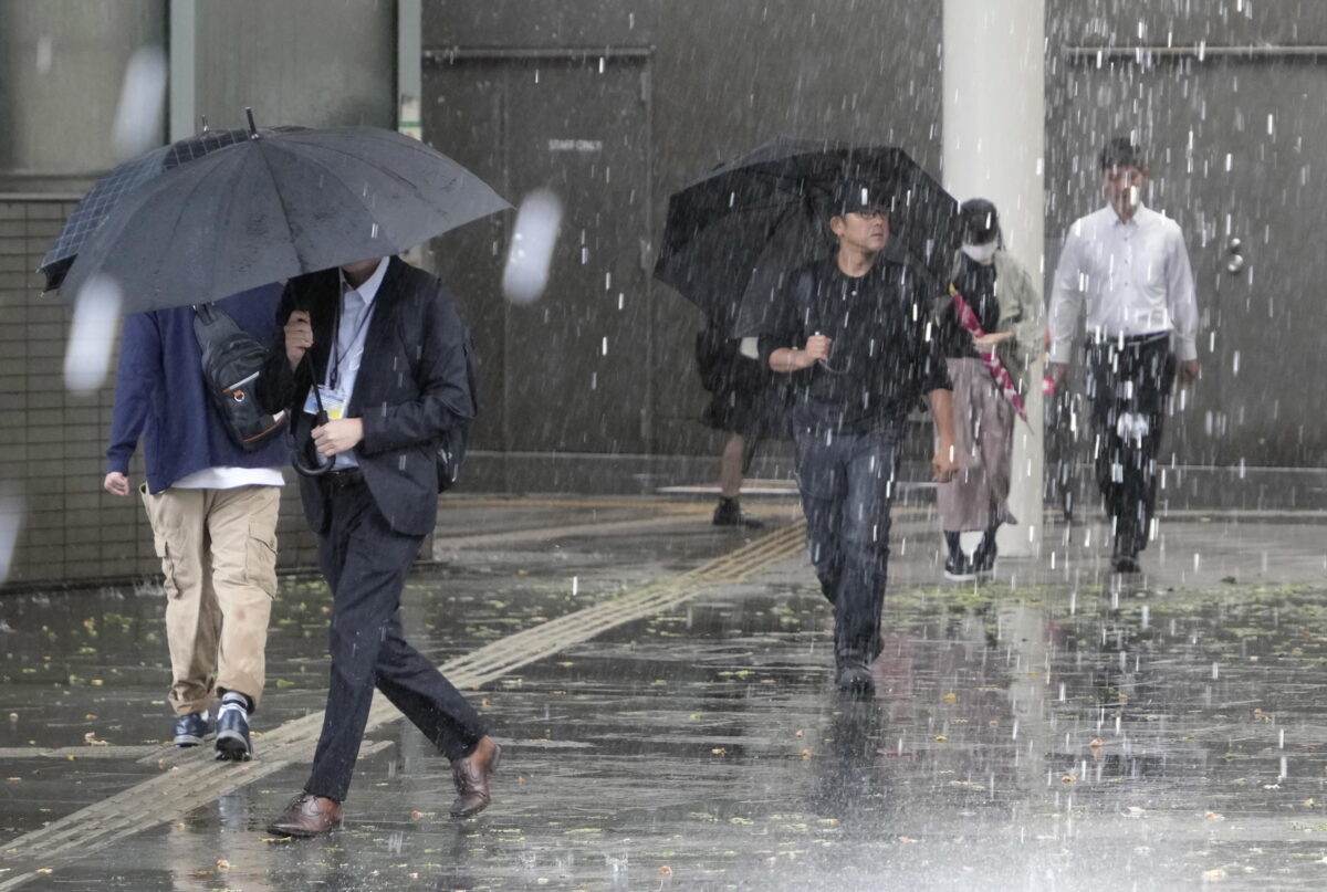 Maltempo in Asia, la tempesta Maria si abbatte sul nord del Giappone: 315mila evacuati. Fulmine fa crollare padiglione in Cina: 6 morti, 10 feriti | VIDEO