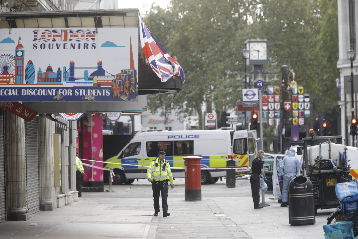 Paura a Londra: accoltellate una donna e una ragazzina di 11 anni a Leicester Square. Arrestato il presunto aggressore