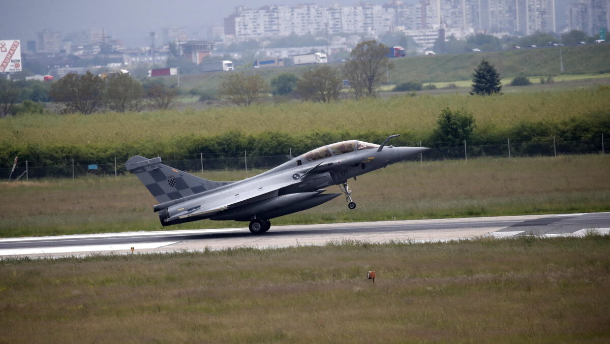 Francia, incidente aereo nel nordest del Paese: scontro tra due caccia militari, un ferito e un disperso | FOTO