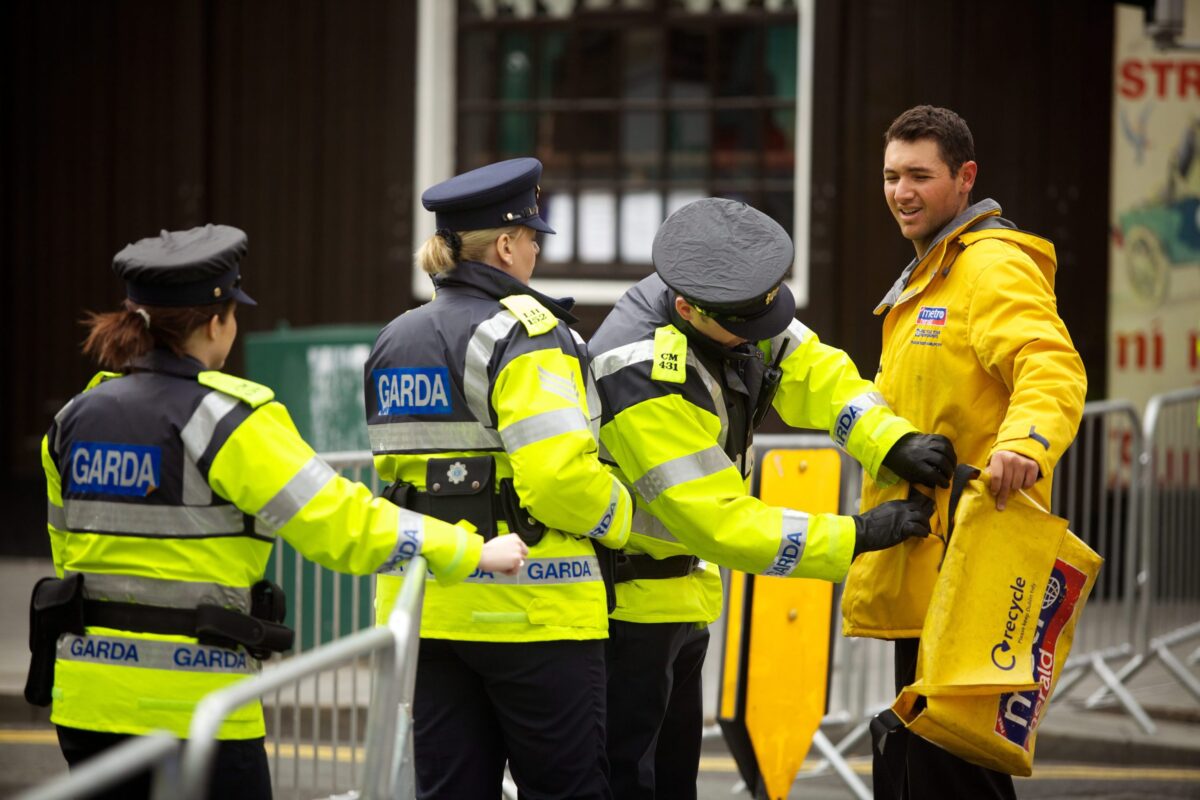 Irlanda, chi è il cappellano militare accoltellato da un 16enne a Galway? Si teme un atto di terrorismo