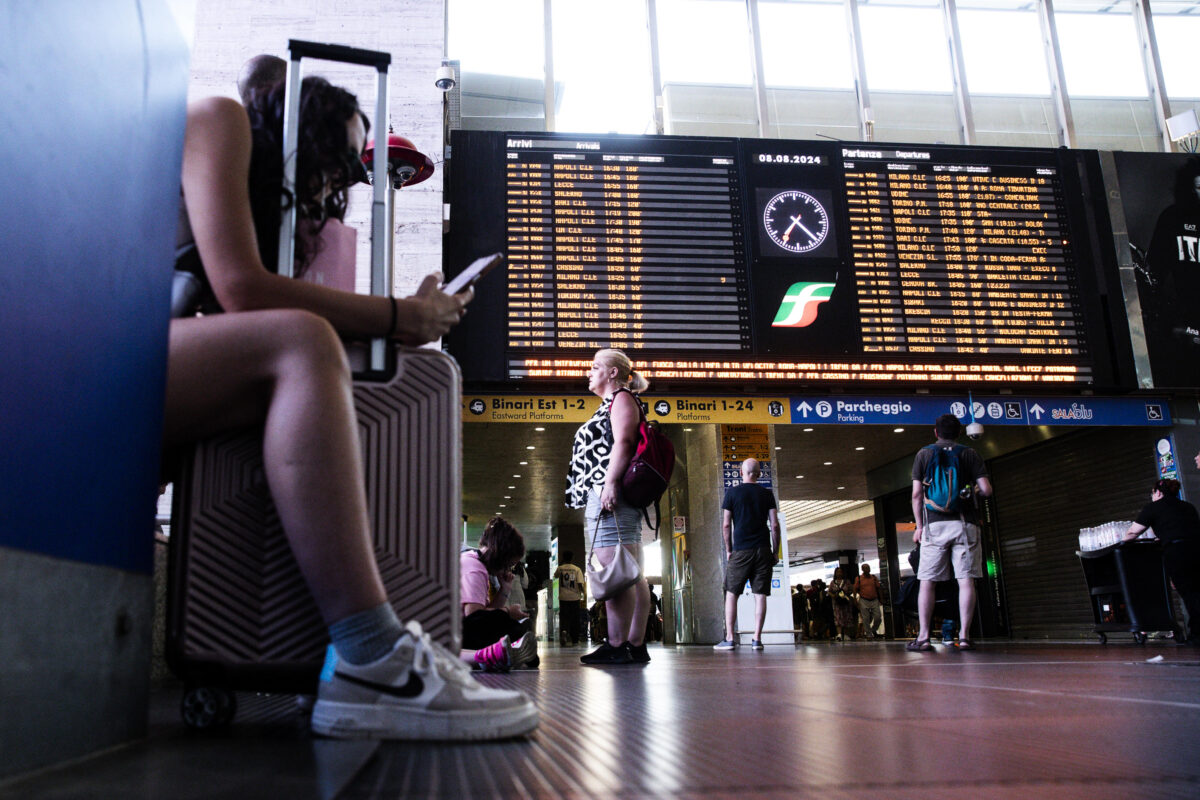 Cadavere trovato a Roma: chi è la donna morta sui binari della stazione Termini? Circolazione sospesa e indagini in corso