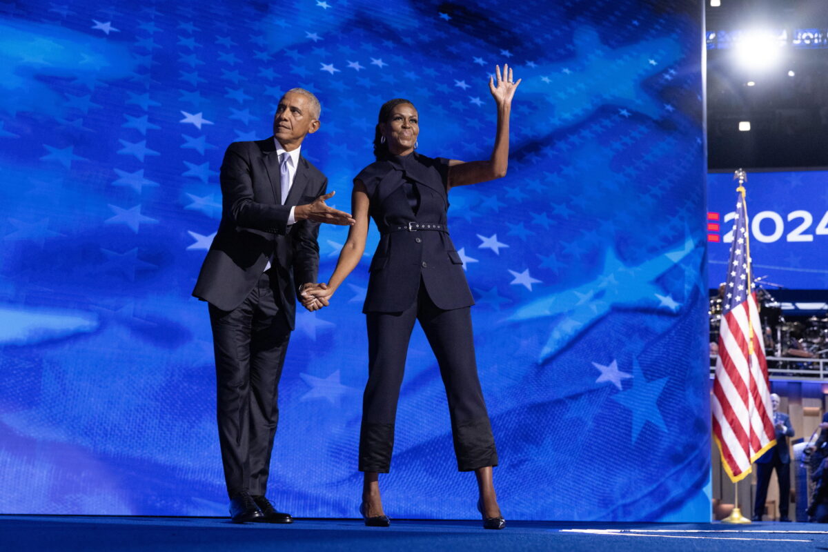 Convention democratica 2024, Barack e Michelle Obama lanciano la candidatura di Harris: "Yes, she can!": i momenti salienti della seconda giornata