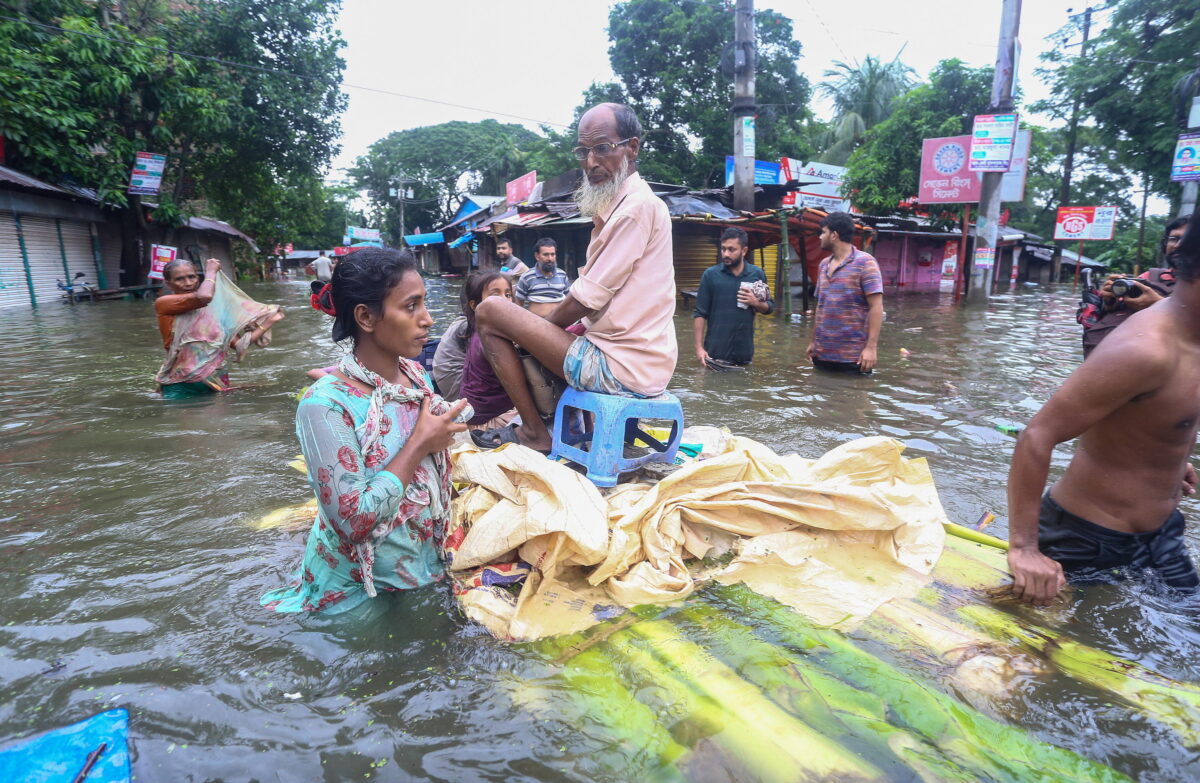 Maltempo in Bangladesh, inondazioni in tutto il Paese: centinaia di migliaia di sfollati, 13 morti  | FOTO E VIDEO