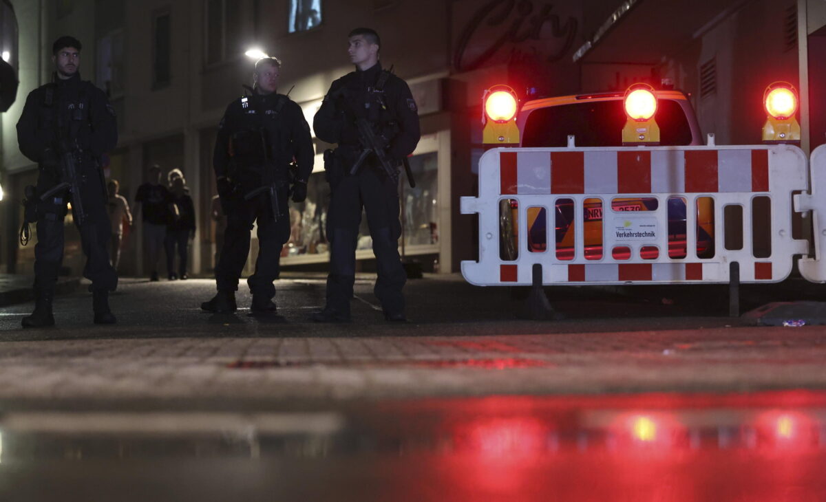 Germania, l'Isis rivendica l'attacco a Solingen: irruzione delle forze dell'ordine in un centro d'accoglienza, arrestato un siriano. Le ultime news | FOTO E VIDEO