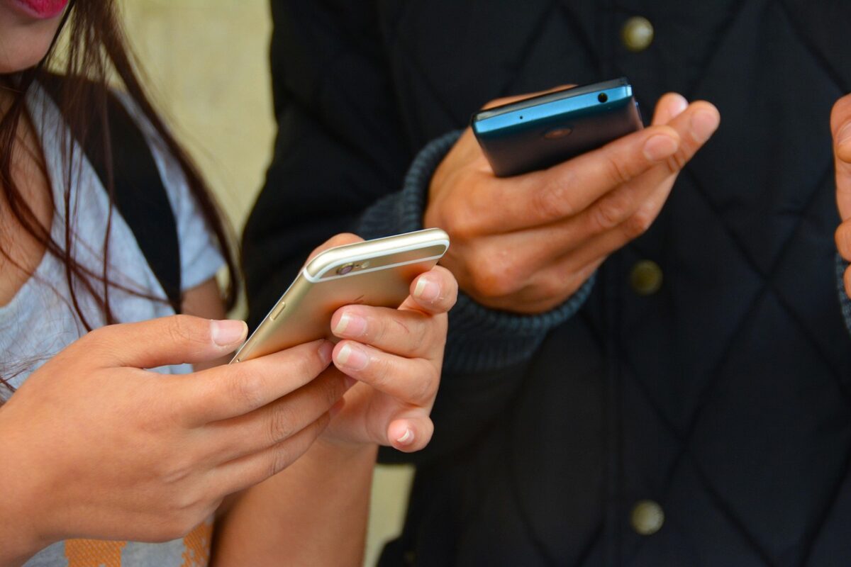 Trieste, a Muggia risse da Fight club: minori e maranza si picchiano a pagamento. La psicologa Volpini: "Sfide in diretta sui social per affermare la propria forza". Il consiglio ai genitori