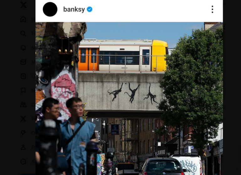 Inarrestabile Banksy con le opere safari: arrivano le scimmie dopo la capra e gli elefanti. Il nuovo murales a Brick Lane, Londra | FOTO