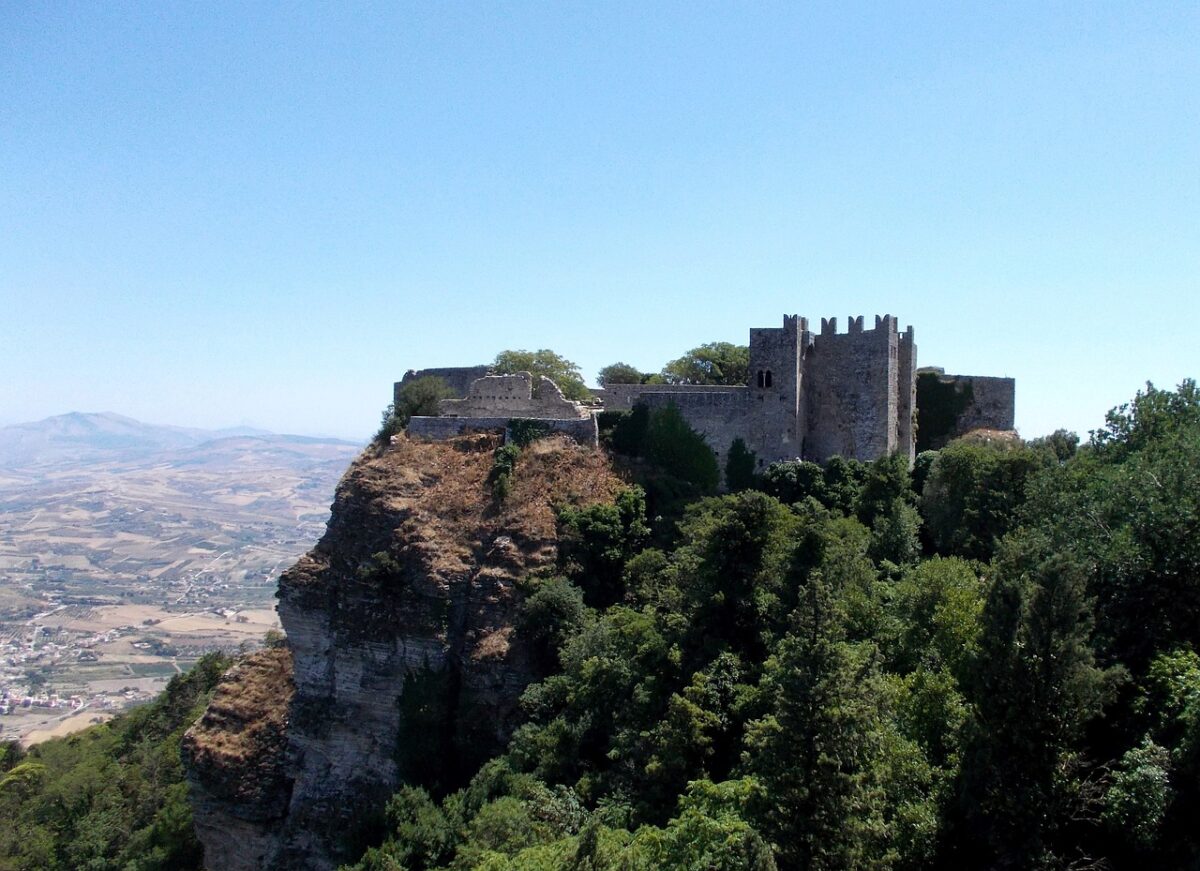 Cosa vedere a Erice in un giorno: funivia, ceramica e castello