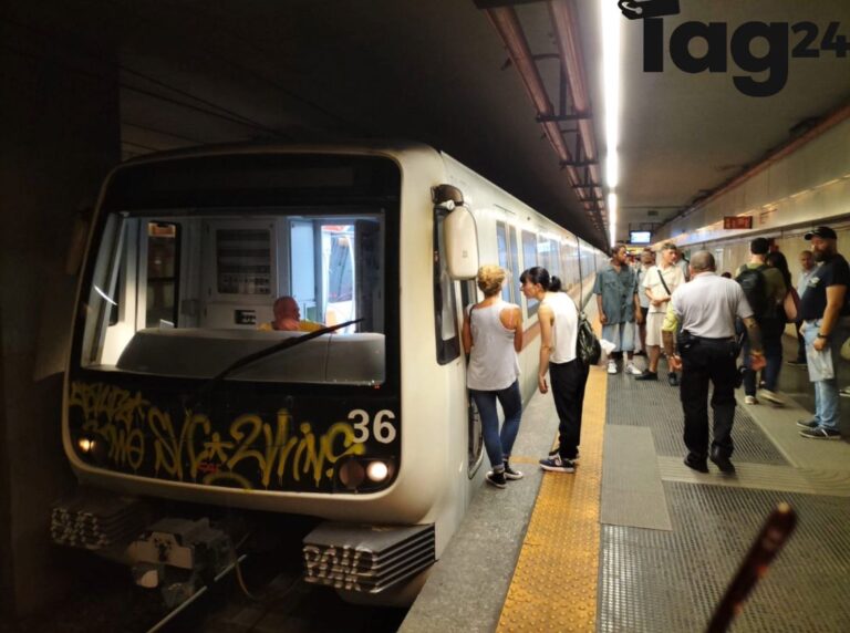 Roma, caos nella Metro A, sospesa la tratta Termini-Battistini: interviene la polizia |VIDEO