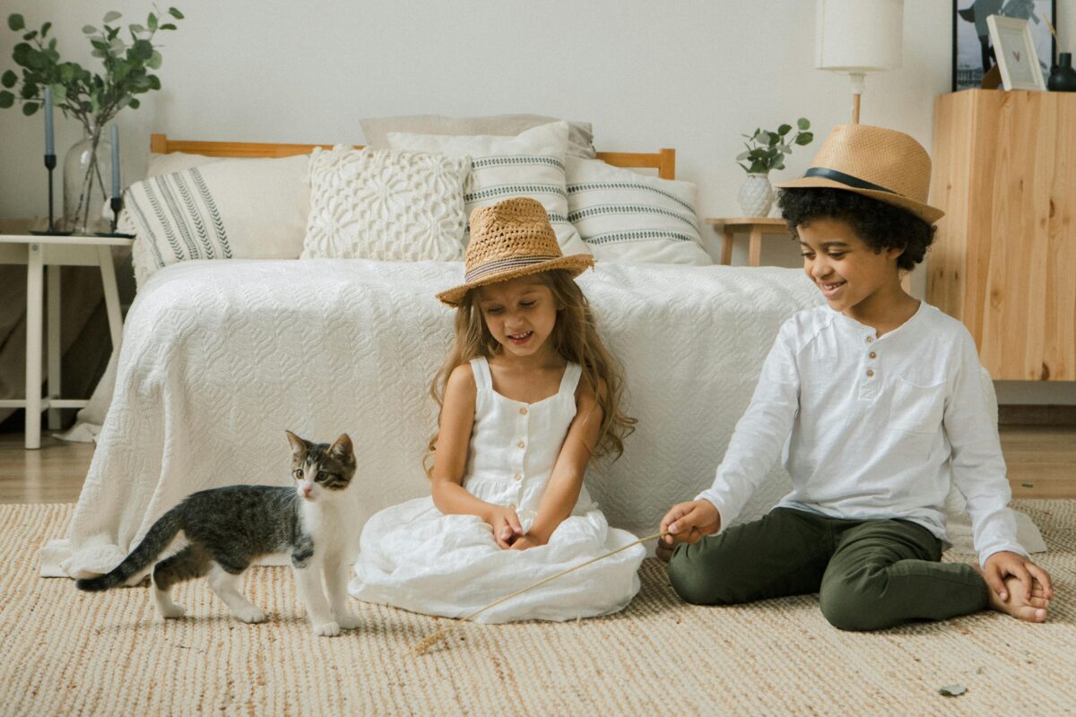 Gatti e bambini: i vantaggi di crescere insieme