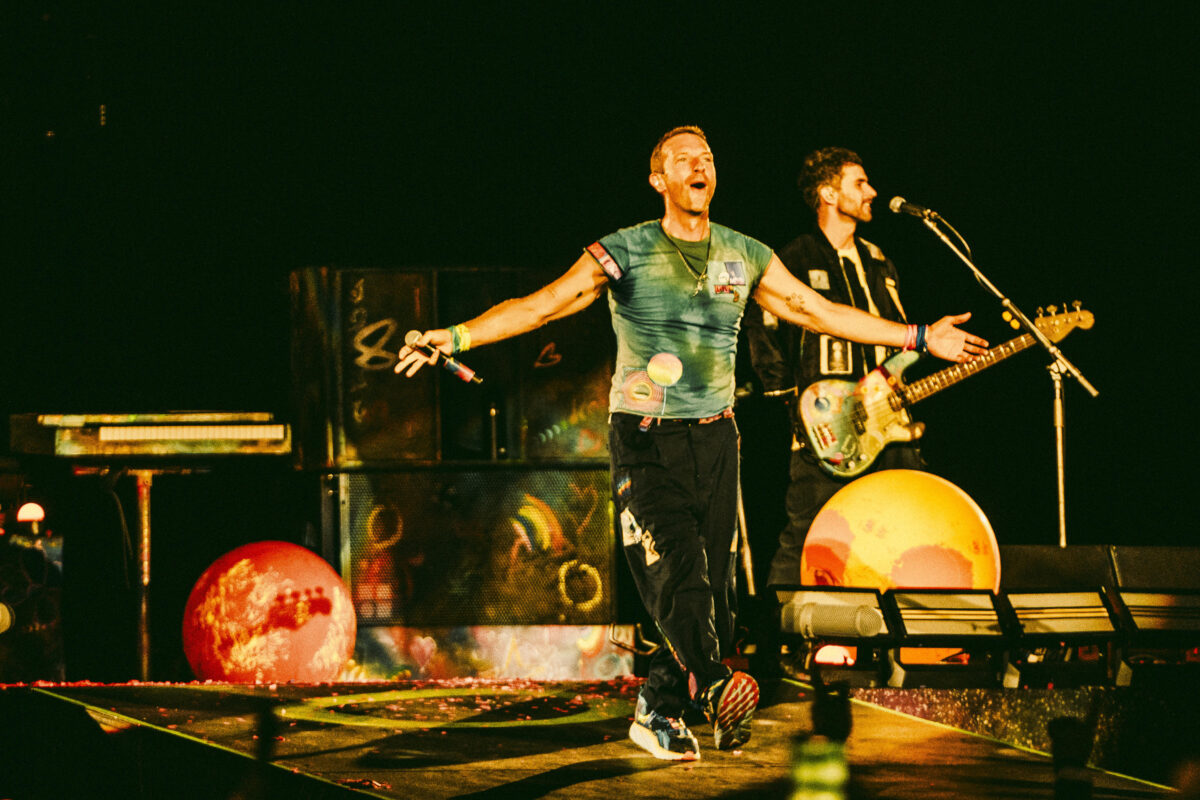 "We Pray" è la nuova canzone dei Coldplay: video, testo, traduzione e significato