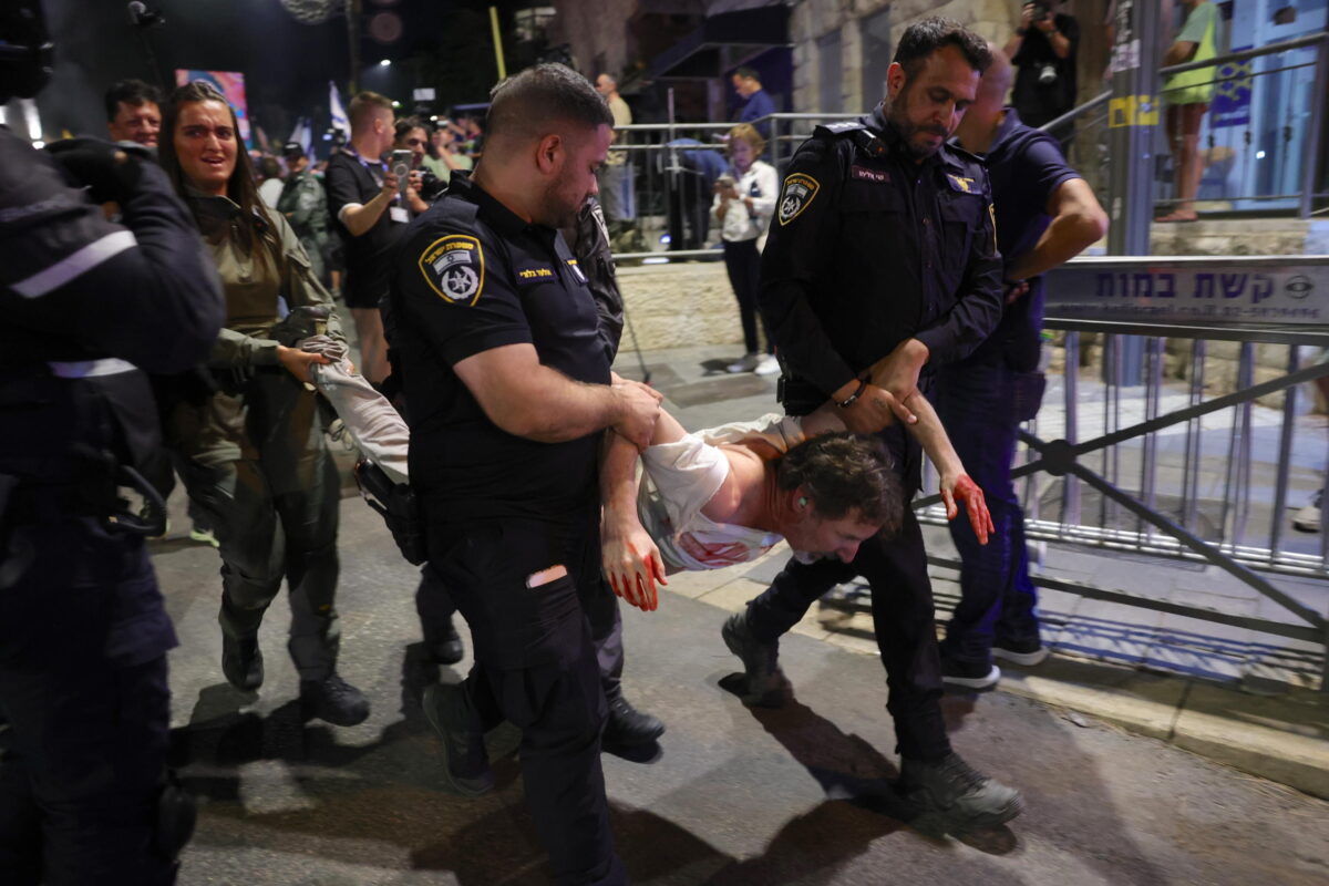 Proteste contro Netanyahu in Israele, manifestazioni nella notte di fronte alla casa del premier. Cosa è successo? | FOTO E VIDEO