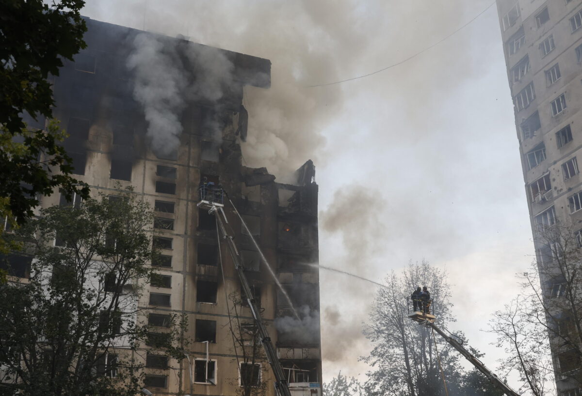 Guerra in Ucraina, attacchi nella notte a Kiev e Leopoli: 7 morti e 45 feriti, aumenta il bilancio delle vittime di Poltava. Le ultime news