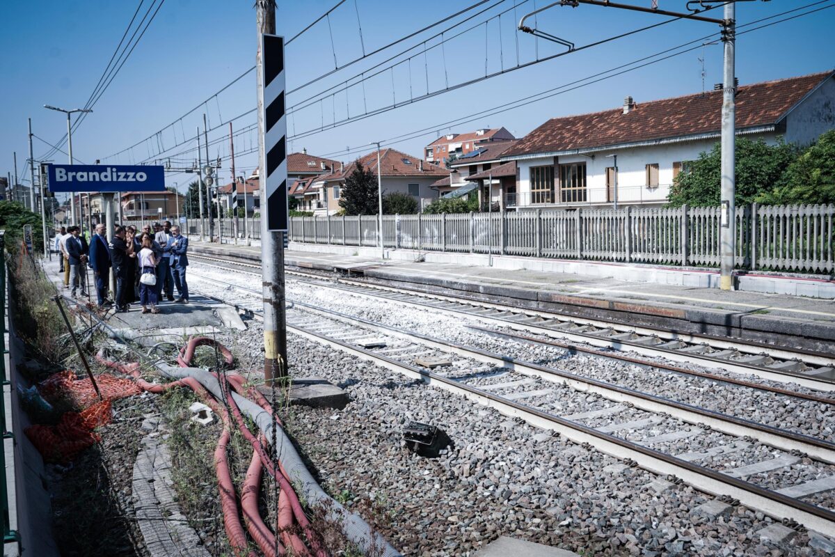 Strage di Brandizzo, il capo scorta di Rfi Antonio Massa "sui social quattro minuti prima dell'incidente ferroviario"?